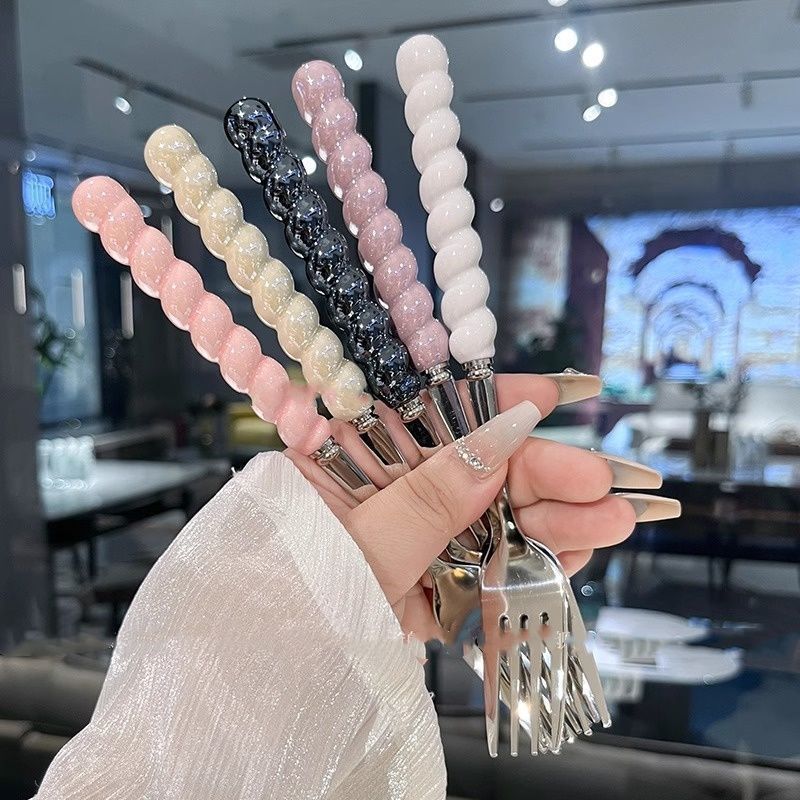 Stylish dessert forks Bowlift