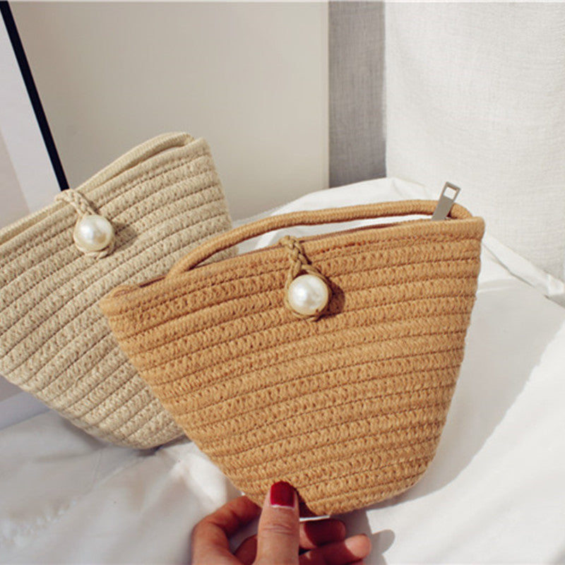 Elegant shoulder bag with pearl closure Bowlift