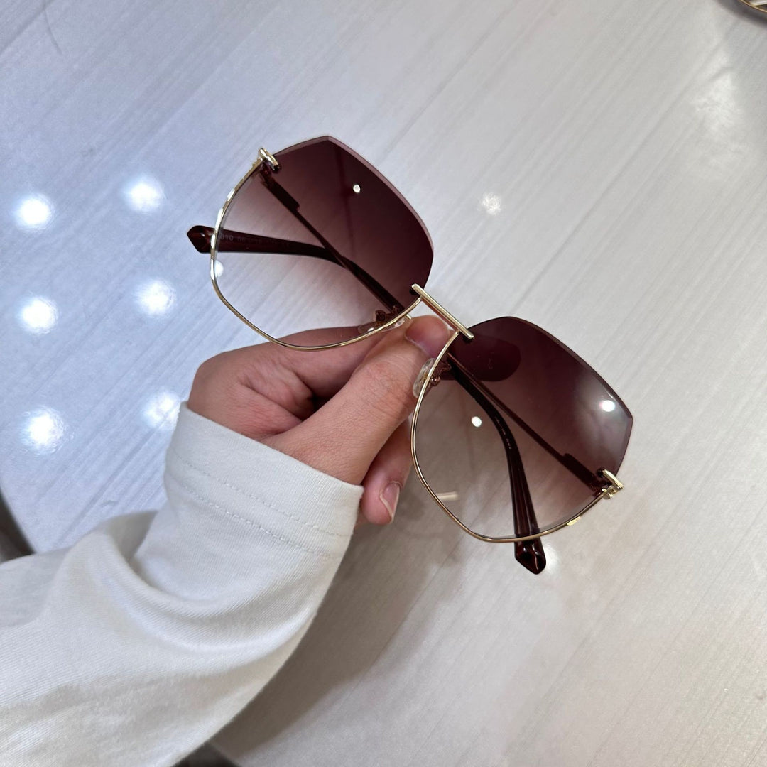Women's sunglasses with an elegant, wide frame and luxurious accents Bowlift