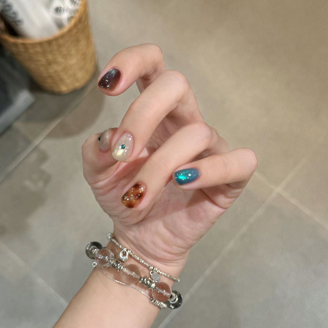 Artificial nails with shimmering effect Bowlift