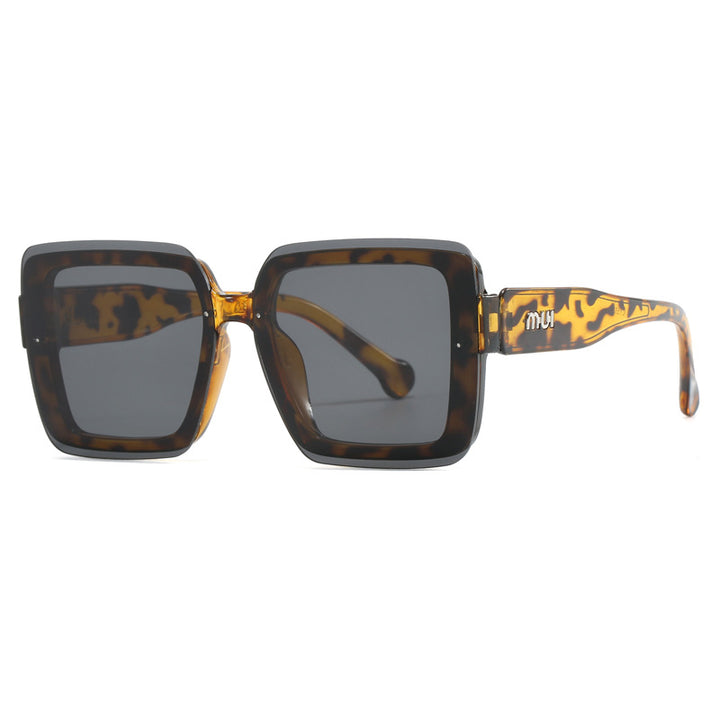 Women's oversized sunglasses in urban design Bowlift
