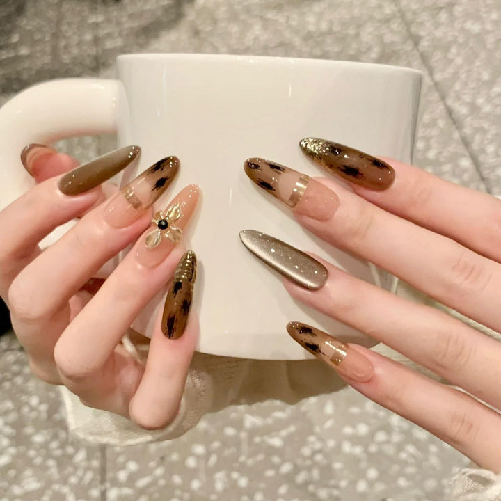 Artificial nails with elegant gold embellishments Bowlift