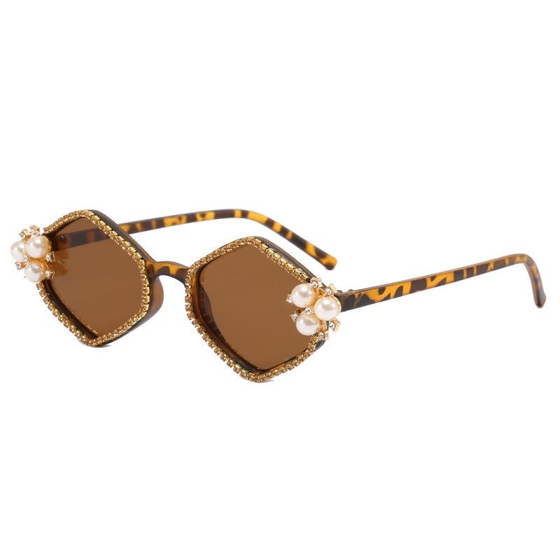 Women's extravagant sunglasses with glamorous pearl details Bowlift