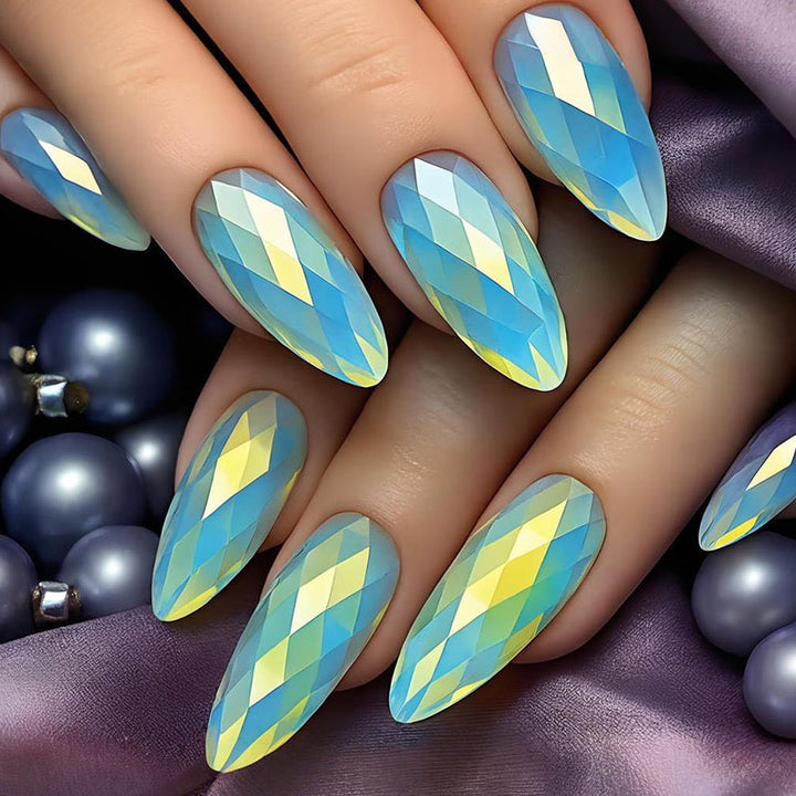 Artificial nails with luxurious faceted design Bowlift