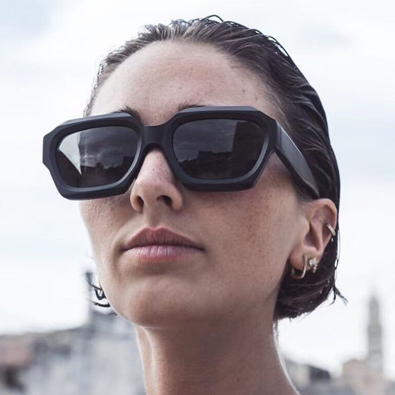Ladies stylish sunglasses in geometric design Bowlift