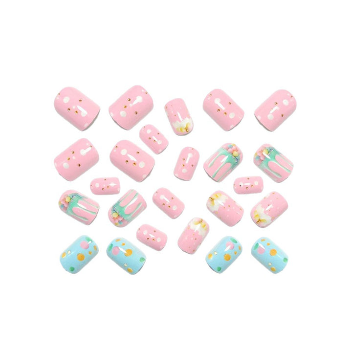 Artificial nails in creative dessert design Bowlift