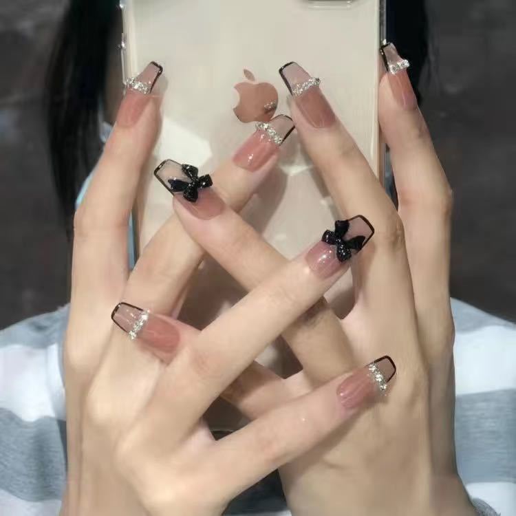 Artificial nails with glamorous pearl details Bowlift