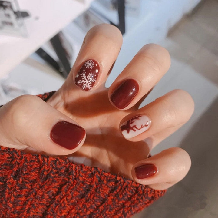 Artificial nail set with festive Christmas design and creative motifs Bowlift