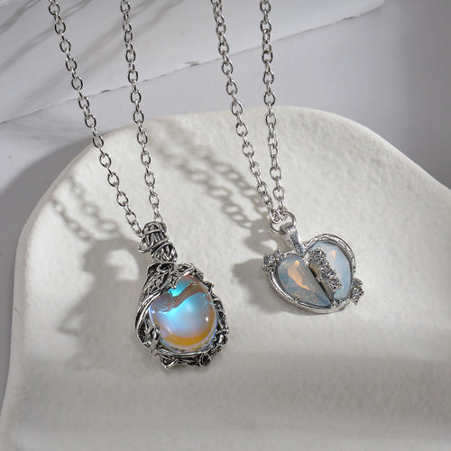 Heart pendant necklace with sparkling accents Bowlift