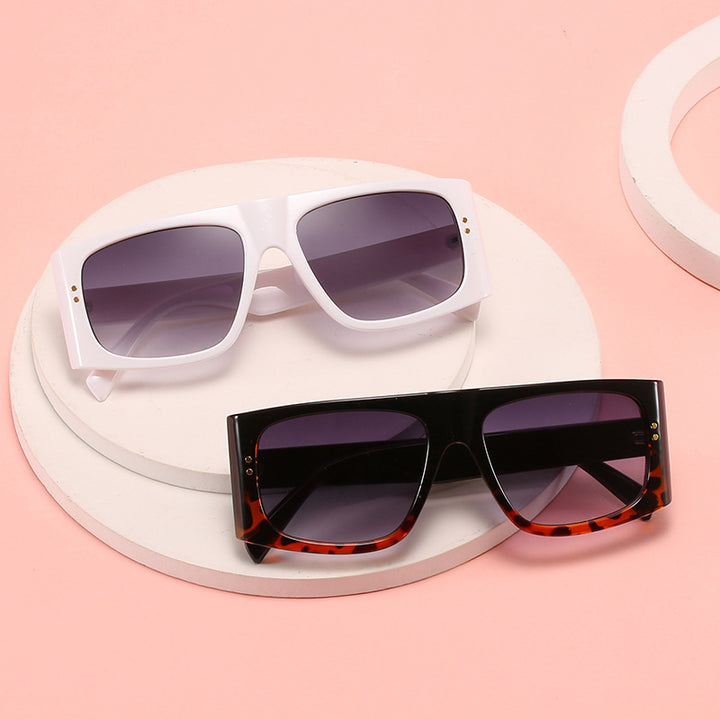 Women oversized sunglasses with stylish, narrow frame Bowlift
