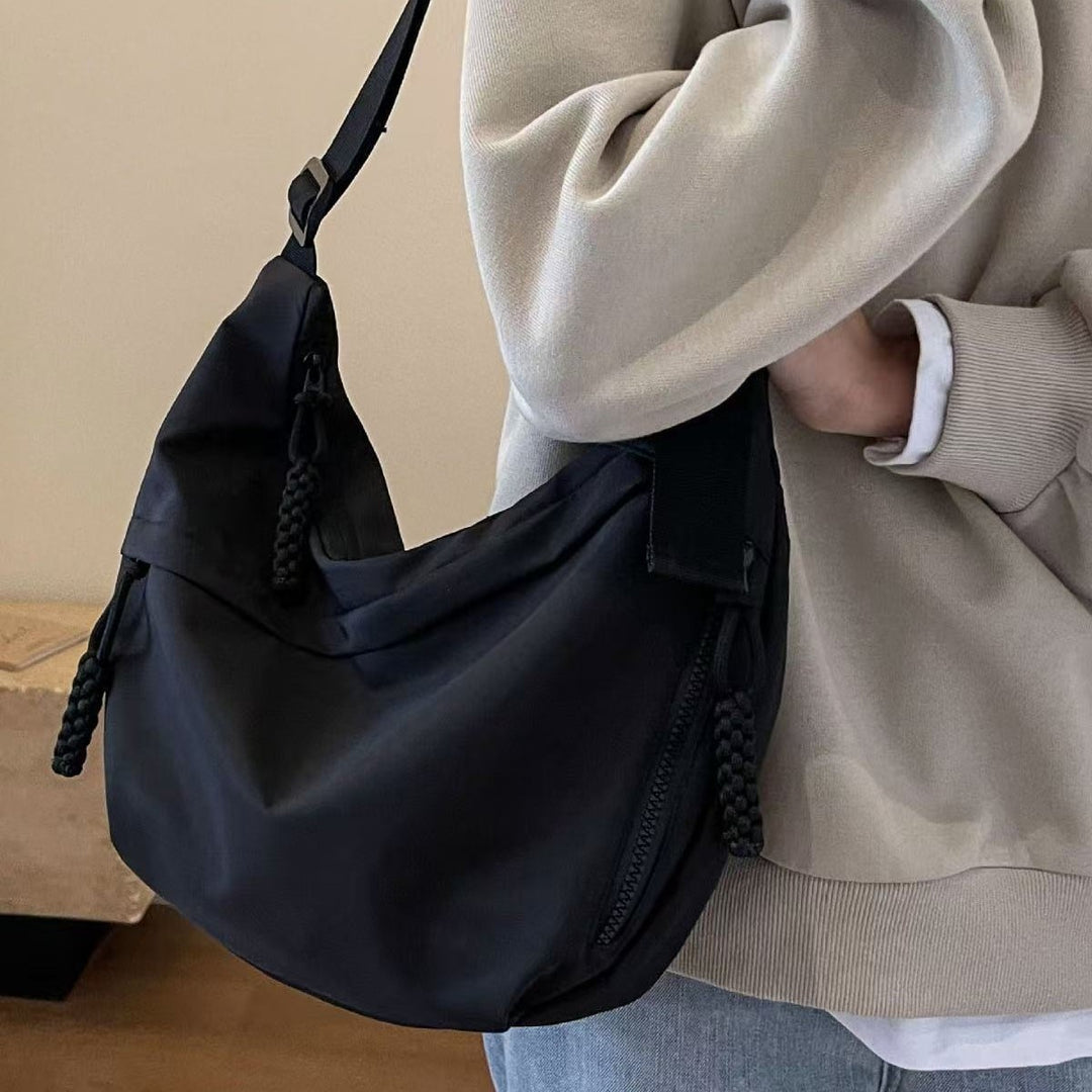 Practical shoulder bag with innovative carrying system Bowlift