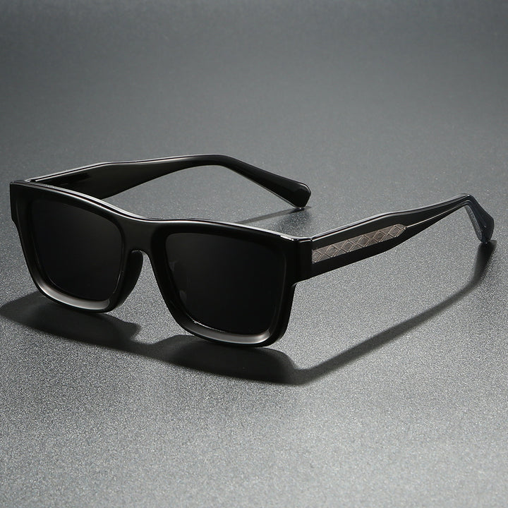 Women's sunglasses in an urban, angular design with metallic accents Bowlift