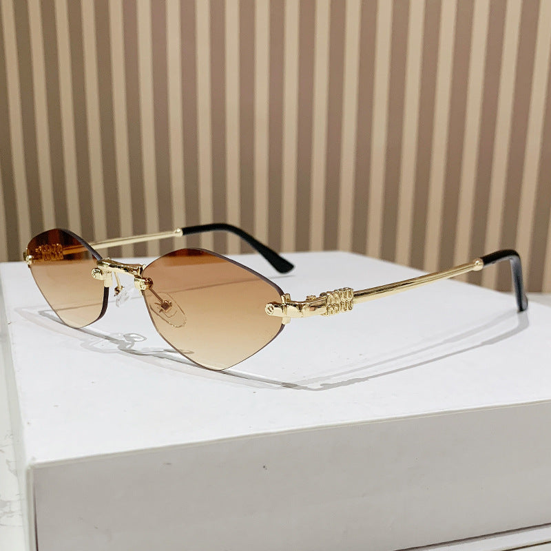 Women's Cat-Eye Sunglasses in Modern Elegance Style Bowlift