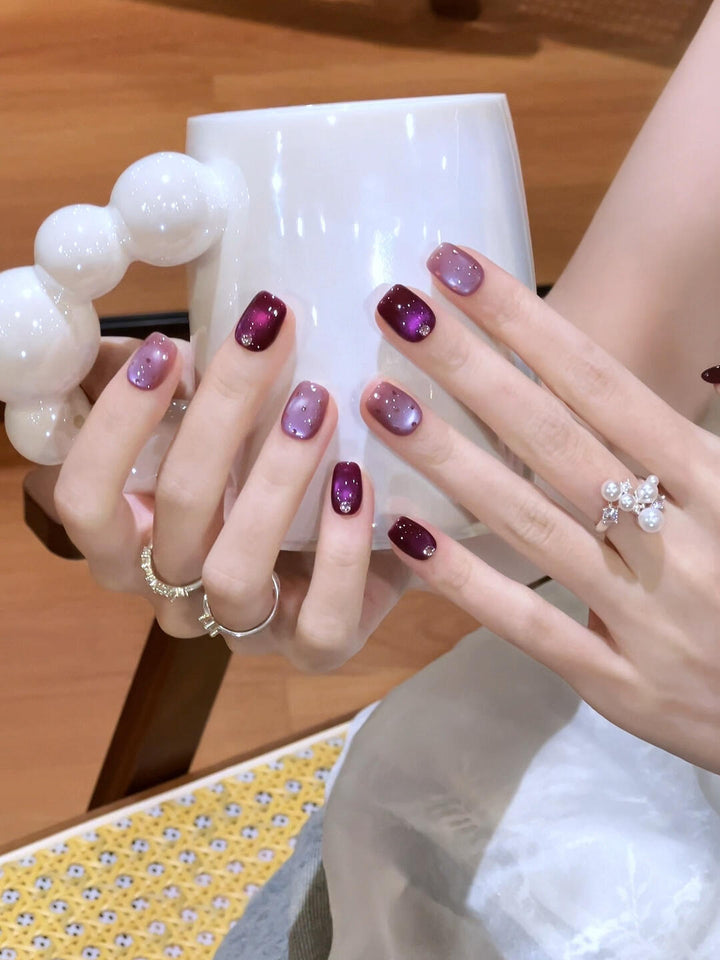 Artificial Nail Set with Modern Gradient and Glitter Effects Bowlift