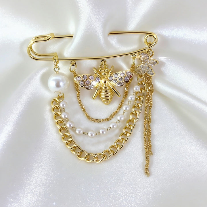 Elegant safety pin with pearls and crystals Bowlift