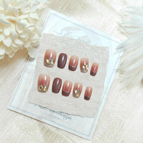 Artificial Nails in Elegant Glitter Design Bowlift