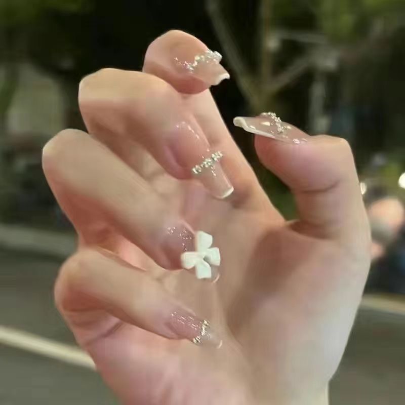 Elegant Heart Design Artificial Nails Bowlift