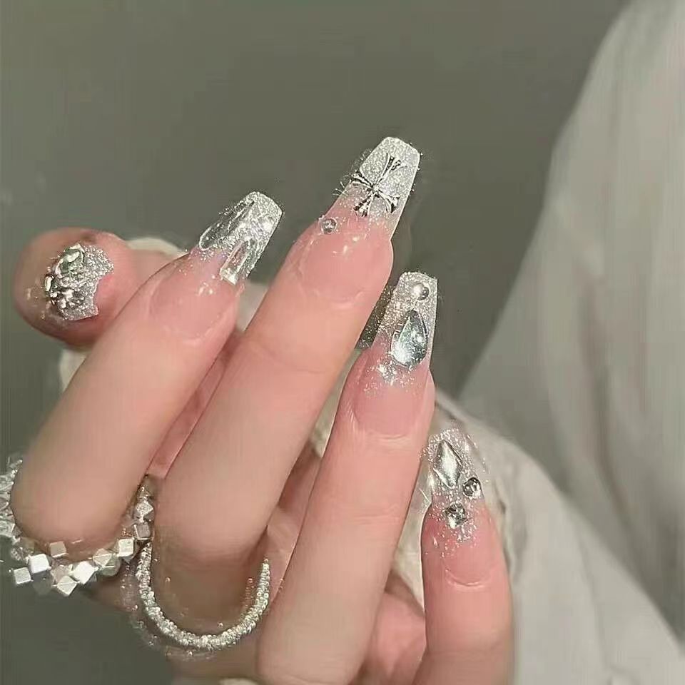 Glamorous designer nails Bowlift