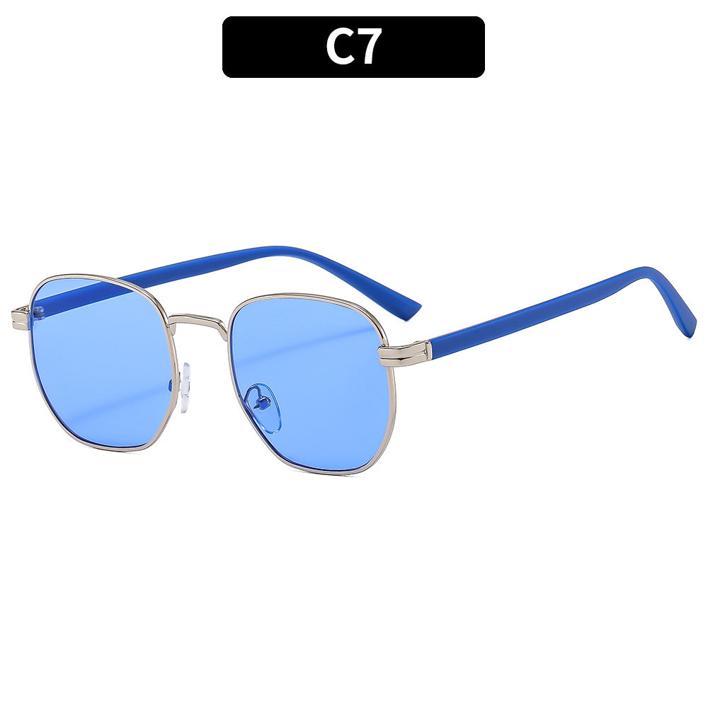 Retro-Inspired Geometric Frame Sunglasses