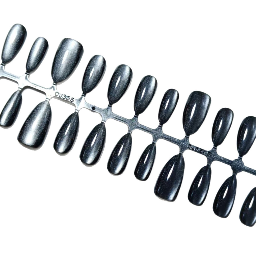 Artificial nails in elegant Cat-Eye design Bowlift