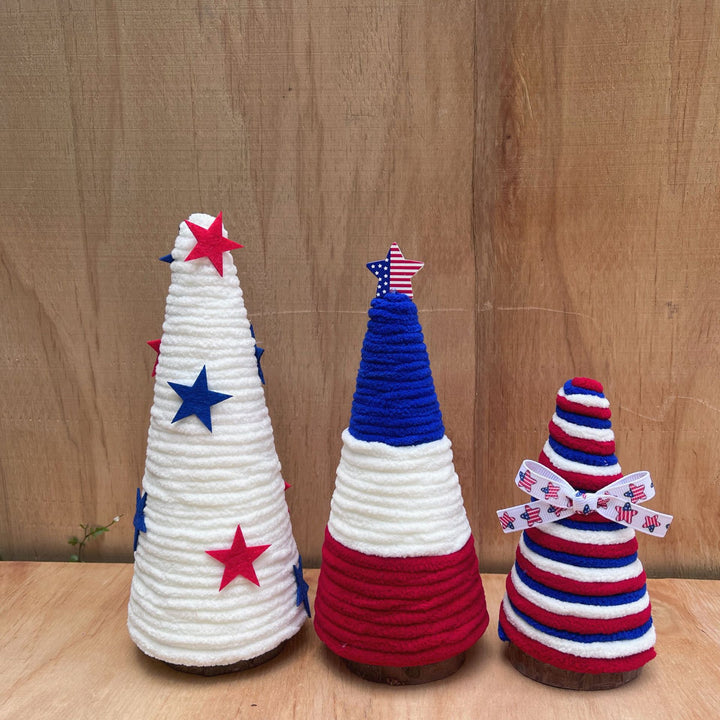 Unisex festive table tree made of knitted fleece with star topper and wooden base Bowlift