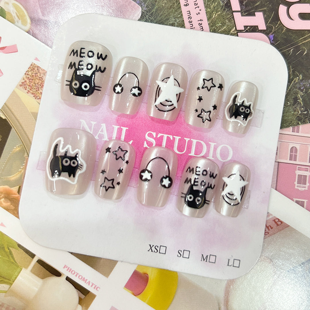 Playful nail art with cat motifs Bowlift