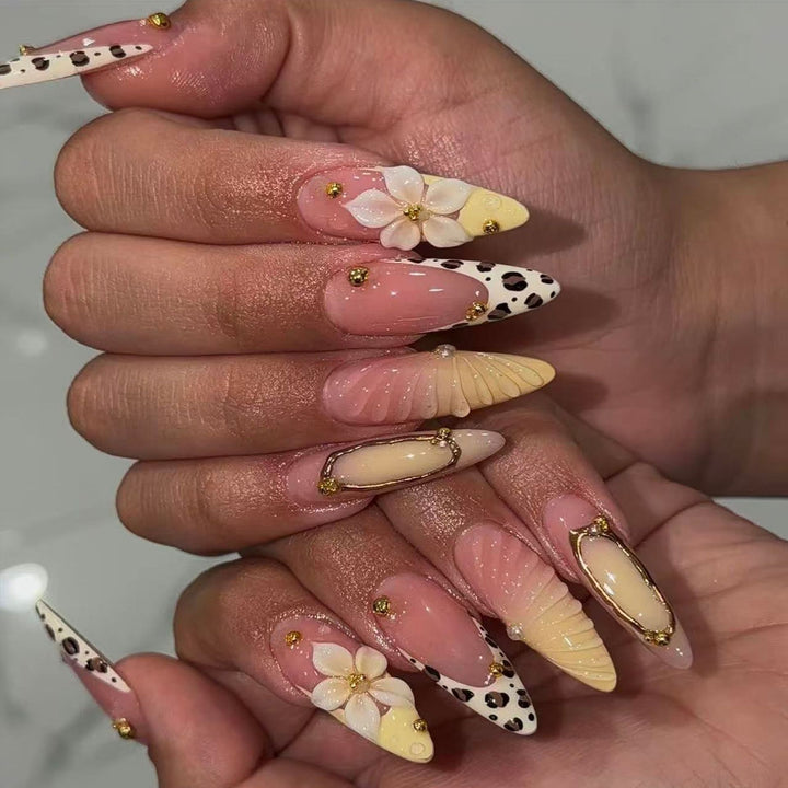 Artificial nails with floral patterns and golden accents Bowlift
