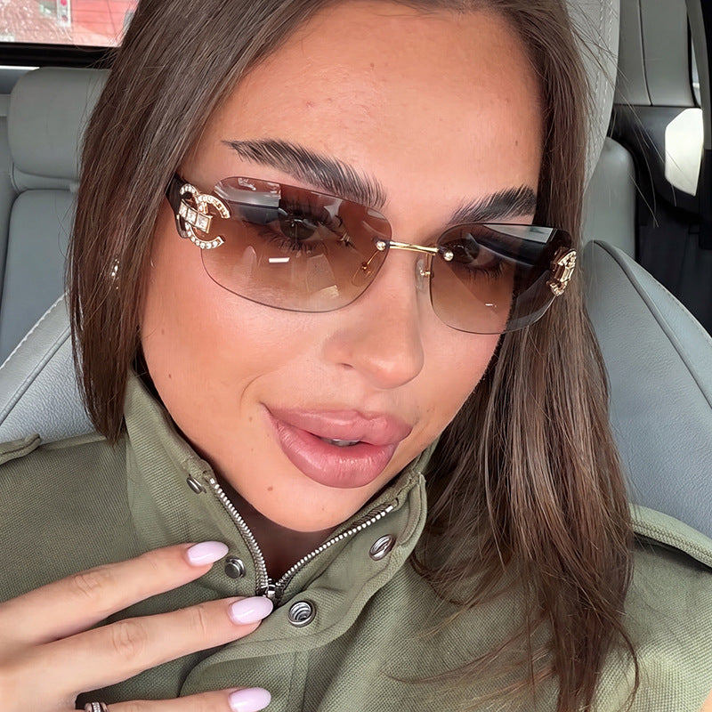 Women's fashionable sunglasses with luxurious geometric frame and protective UV filter Bowlift