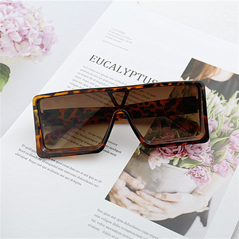 Women's Oversized Sunglasses in Avant-Garde Design Bowlift