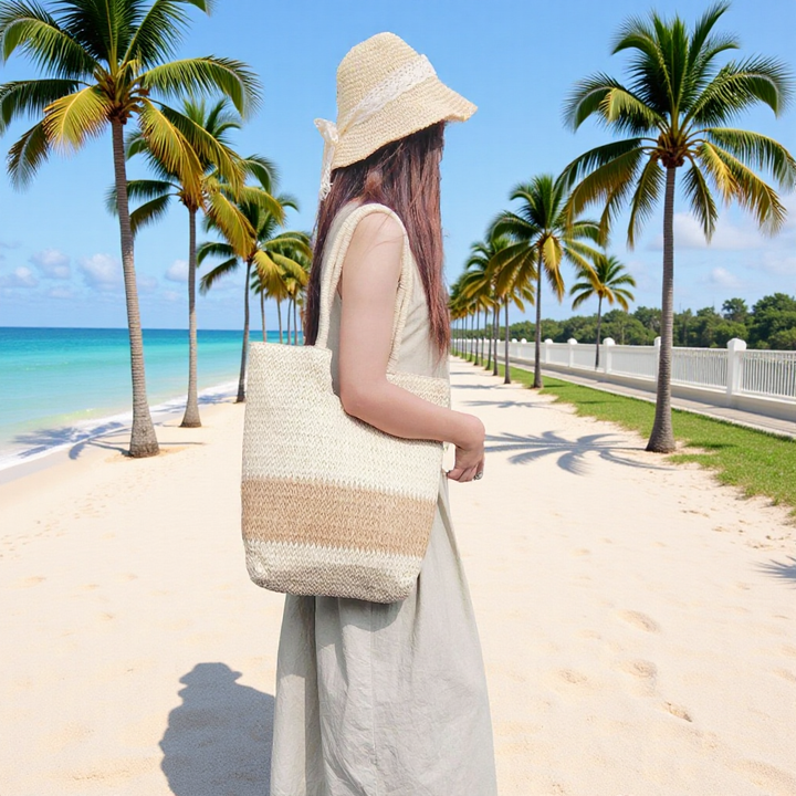 More elegant and stylish straw hat with lace band Bowlift