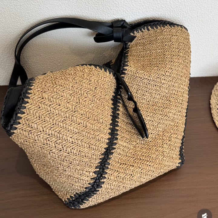 Generous shopping bag with handcrafted wave pattern Bowlift
