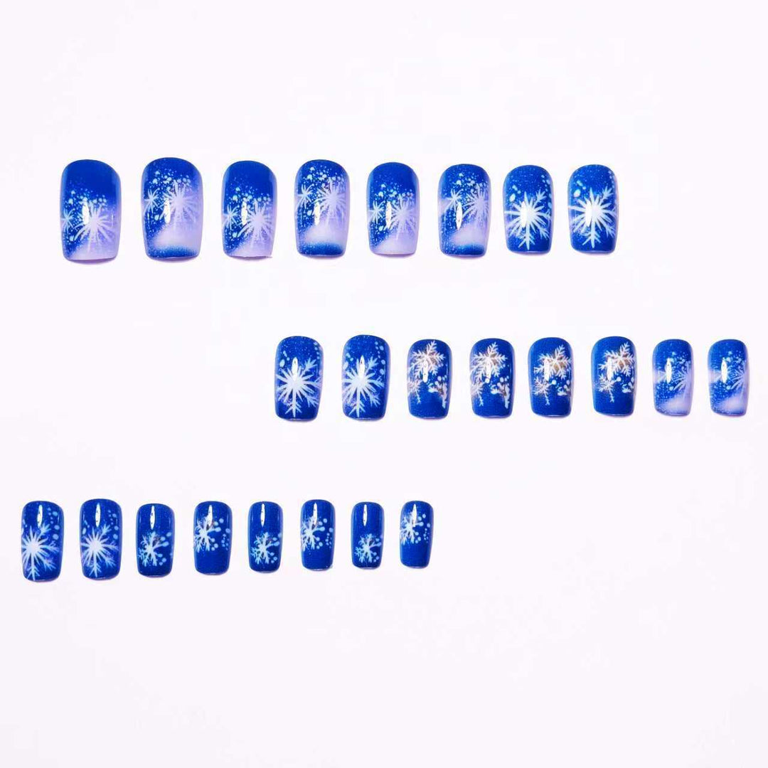 Artificial nails with shimmering winter design Bowlift