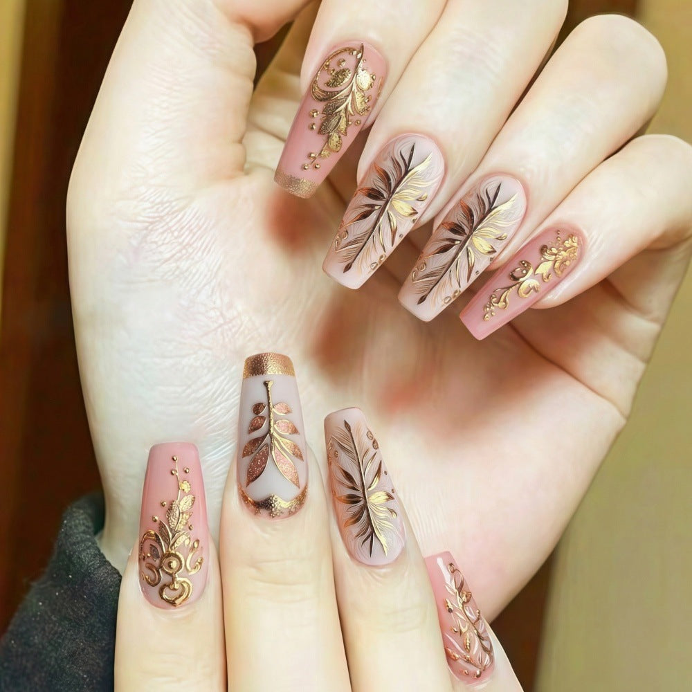 Elegant and artistically designed artificial nails Bowlift