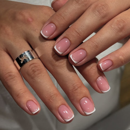 Classic French-Tip Nail Art Bowlift