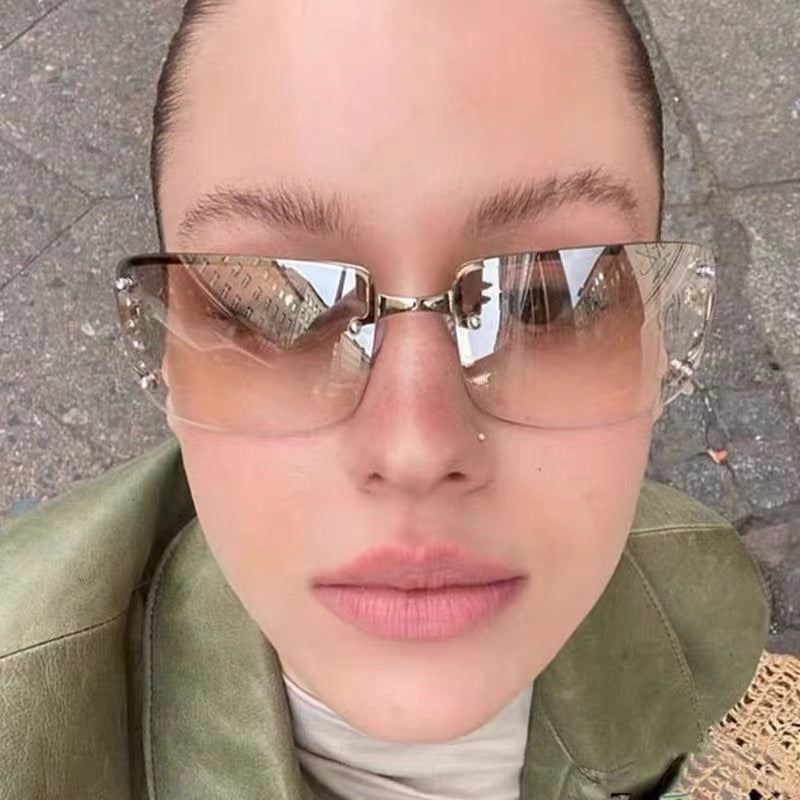 Ladies extravagant sunglasses in modern design with fine accents Bowlift