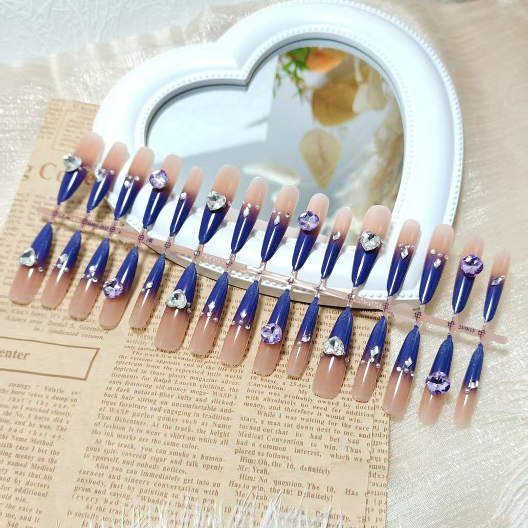 Artificial nails with elegant pendant motif Bowlift