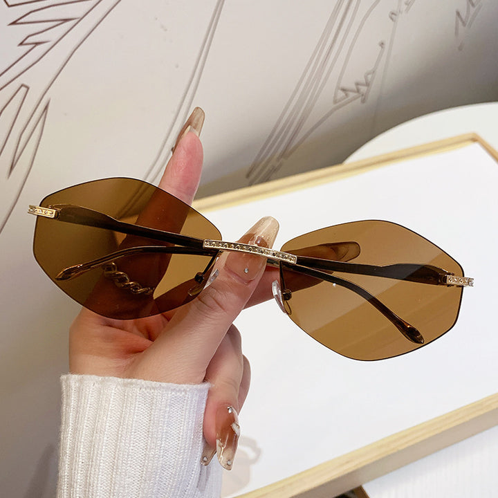Women's extravagant sunglasses with sparkling accents Bowlift