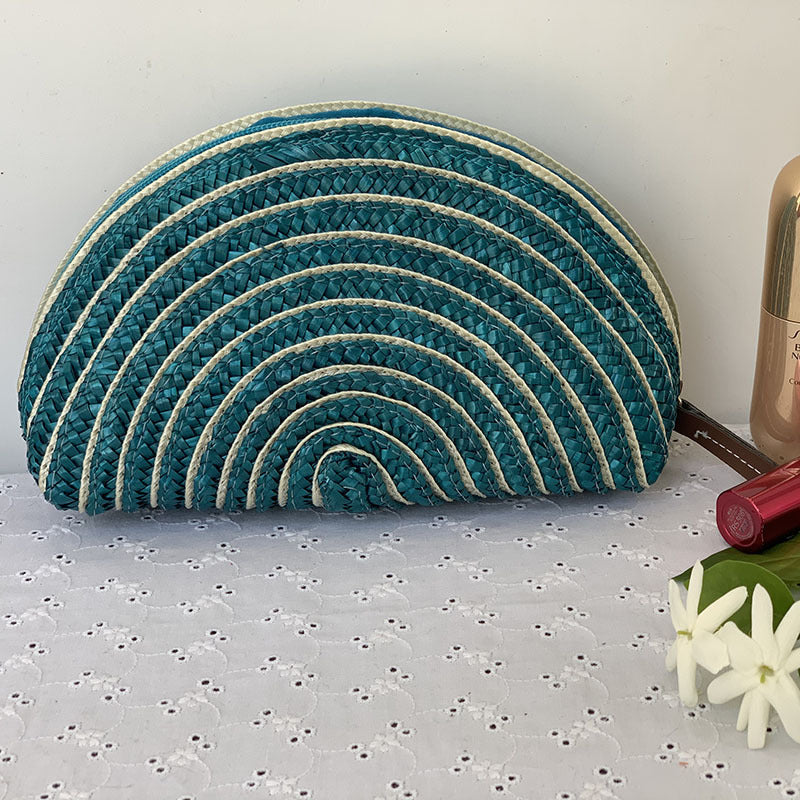 Cosmetic bag in elegant half-moon design Bowlift