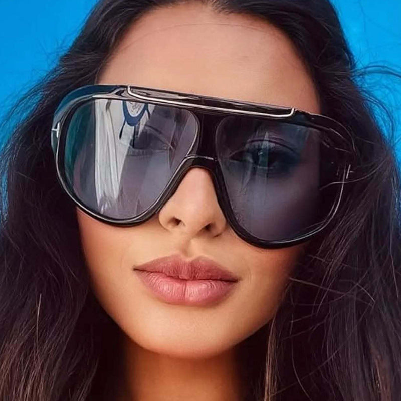 Ladies oversized sunglasses in a modern, transparent design Bowlift