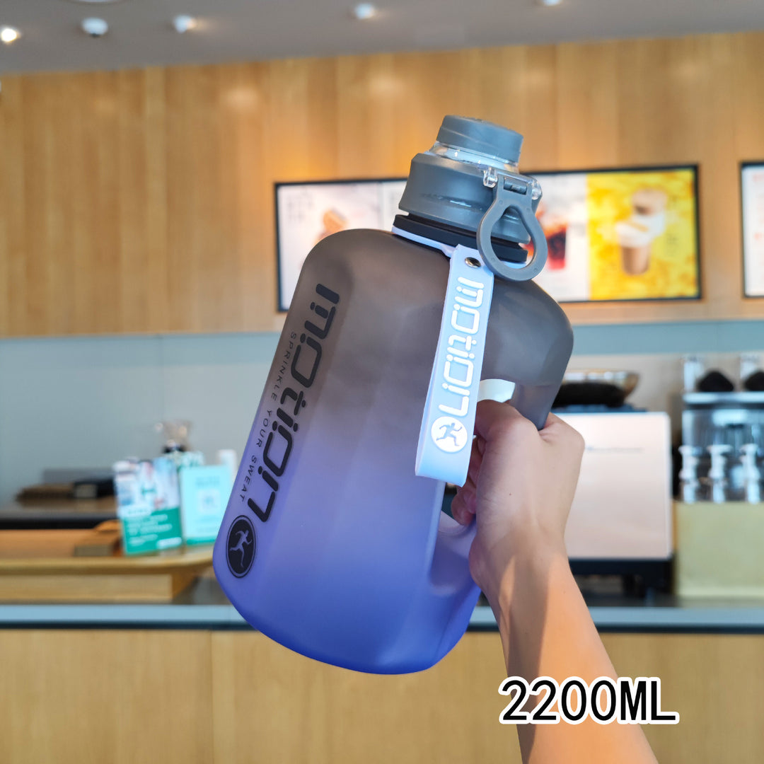 Women’s beverage container with large volume Bowlift