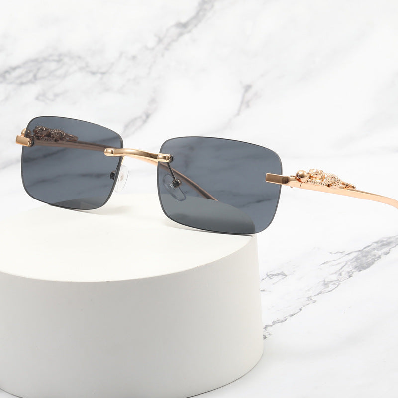 Women Designer Sunglasses with Fine Metal Frame and Luxurious Details Bowlift