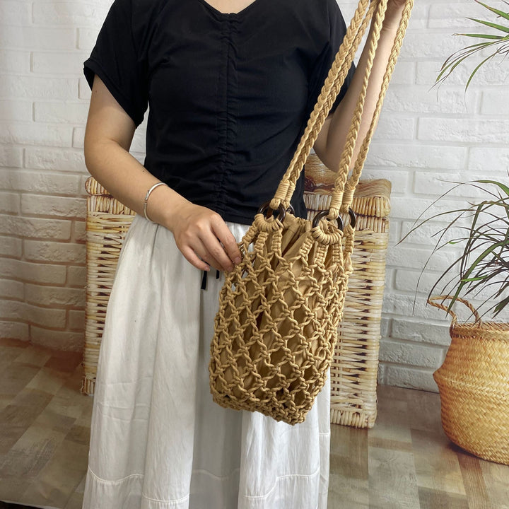 Hand-knotted mesh bag with decorative wooden rings Bowlift