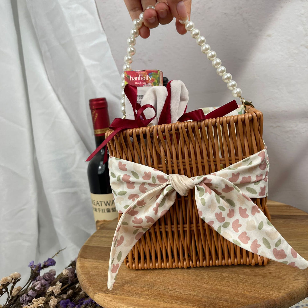 Women's stylish rattan container with pearl handle Bowlift
