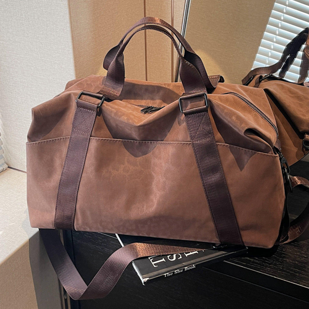 Sporty travel bag with structured upper material Bowlift