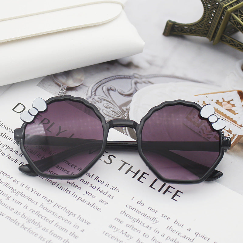 Women's playful sunglasses in creative design Bowlift