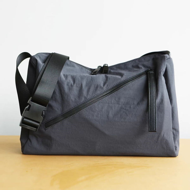 Fashionable Shoulder Bag with Innovative Compartment System Bowlift