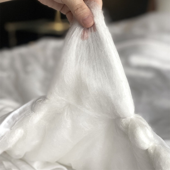 Light quilted blanket made of microfiber with jacquard structure and breathable filling
