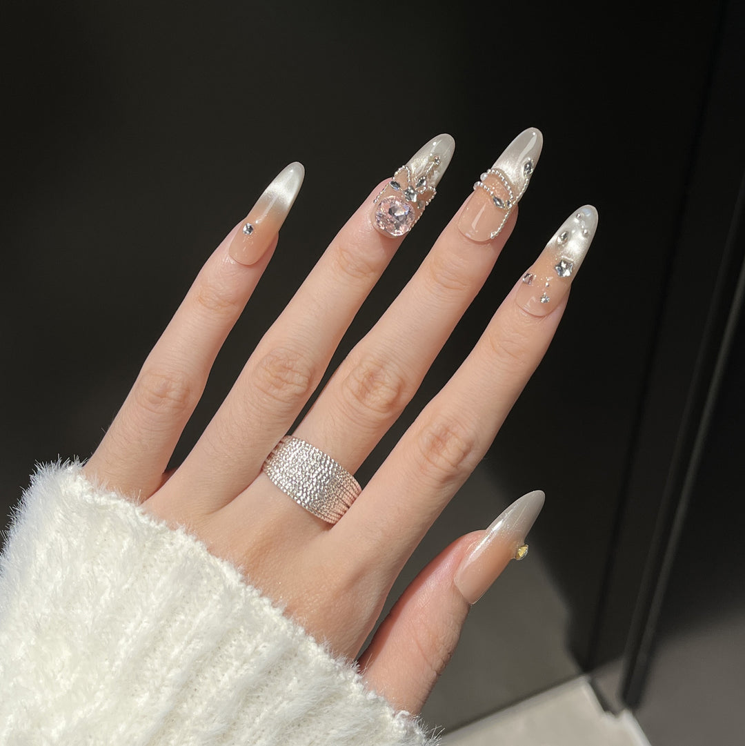 Luxury Rhinestone-Embellished Nail Art Extensions Bowlift