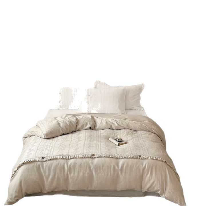 Linen-look bedding set with ruffles and button closure