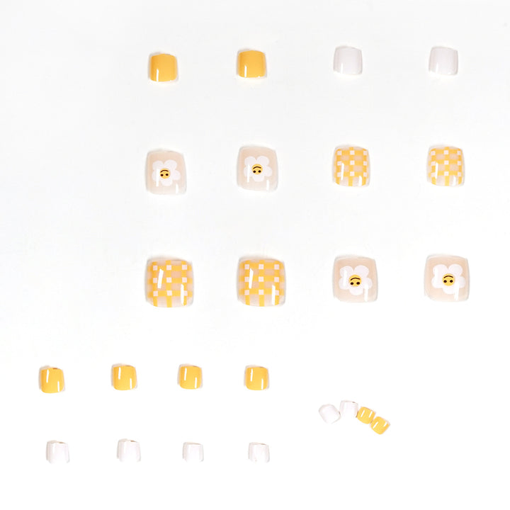 Artful toenail design with cheerful flower motifs Bowlift